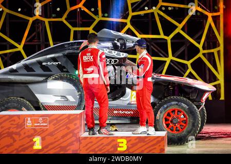 203 LOEB Sebastien (fra), LURQUIN Fabian (bel), Bahrain RAID Xtreme, Prodrive Hunter, FIA Ultimate, 204 SAINZ Carlos (Spa), CRUZ Lucas (Spa), Team Audi Sport, Audi RS Q E-Tron E2, FIA Ultimate, FIA W2RC, Porträt, während des Finalpodiums der Dakar 2024 am 19. Januar 2024 in Yanbu, Saudi Arabien Credit: Independent Photo Agency/Alamy Live News Stockfoto