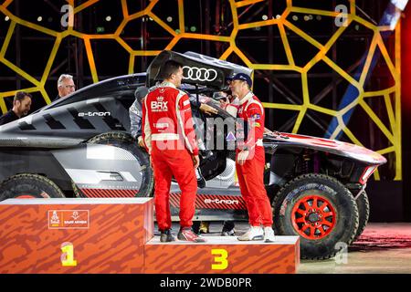 203 LOEB Sebastien (fra), LURQUIN Fabian (bel), Bahrain RAID Xtreme, Prodrive Hunter, FIA Ultimate, 204 SAINZ Carlos (Spa), CRUZ Lucas (Spa), Team Audi Sport, Audi RS Q E-Tron E2, FIA Ultimate, FIA W2RC, Porträt, während des Finalpodiums der Dakar 2024 am 19. Januar 2024 in Yanbu, Saudi Arabien Credit: Independent Photo Agency/Alamy Live News Stockfoto