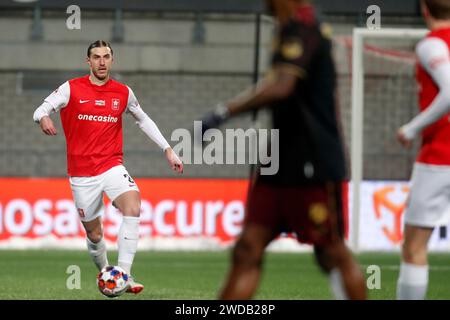 Maastricht, Niederlande. Januar 2024. MAASTRICHT, NIEDERLANDE - 19. JANUAR: Ozgur Aktas vom MVV Maastricht spielt mit dem Ball während des Matches MVV Maastricht zwischen Jong FC Utrecht am 19. Januar 2024 in de Geusselt in Maastricht, Niederlande. (Foto von Orange Pictures) Credit: dpa/Alamy Live News Stockfoto