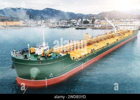 Öltankschiff mit LPG- oder Chemikalienladung im Seehafen Terminal, Luftaufnahme von der Drohne. Frachtschiff für industrielle Raffinerien. Stockfoto