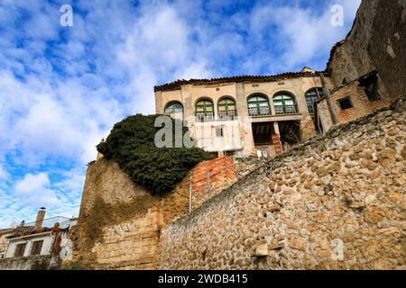 Fassaden alter Steinhäuser in der Altstadt von Priego, Region Cuenca, Spanien Stockfoto