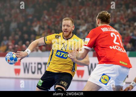 Hamburg, Deutschland. Januar 2024. Handball: Europameisterschaft, Dänemark - Schweden, Hauptrunde, Gruppe 2, Spieltag 2, Barclaycard Arena. Der schwedische Jim Gottfridsson (l) übergibt den Ball vor dem dänischen Henrik Möllgaard. Quelle: Claus Bergmann/dpa/Alamy Live News Stockfoto