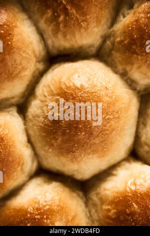 Burger-Brötchen oder Mini-Brötchen in der runden Backform. Sehr weich, frisch gebacken, hausgemacht, gebuttert. Weißer Marmorhintergrund. Minimalistisches Foto. Draufsicht Stockfoto