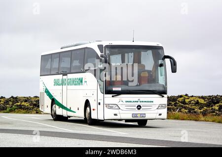 REYKJAVIK, ISLAND - 10. JULI 2014: Mercedes-Benz Tourismo Luxuskostüm des Transportunternehmens Snaeland Grimsson Stockfoto