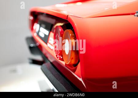 MODENA, ITALIEN – 21. APRIL 2022: Heckteil des Ferrari 208 GTB Turbo konzentriert sich auf rundes Licht Stockfoto