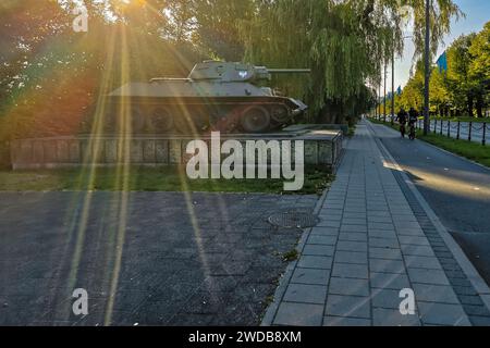 Danzig, Polen - 6. September 2023: Die Morgensonne scheint über dem großen alten Tankdenkmal neben der langen Straße zum Stadtzentrum Stockfoto
