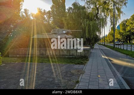 Danzig, Polen - 6. September 2023: Die Morgensonne scheint über dem großen alten Tankdenkmal neben der langen Straße zum Stadtzentrum Stockfoto