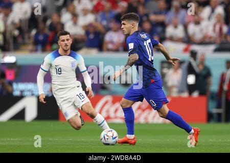 Mason Mount of England (L) und Christian Pulisic aus den USA (R) wurden während des Finalspiels der FIFA Fussball-Weltmeisterschaft Qatar 2022 zwischen England und den USA im Al Bayt Stadium gesehen. Stockfoto