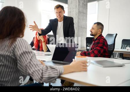 Ein extrem wütender Mann, der seine Arbeiter anschrie Stockfoto