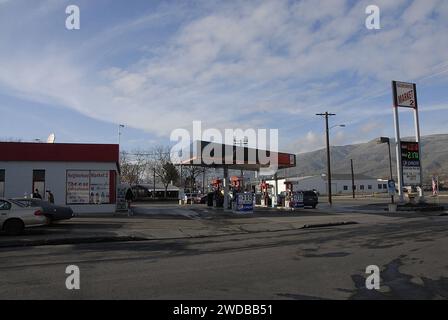 Lewiston /Idaho /USA  18. Januar 2016   Nachbarschaft nahe Bourhoodmarket 2 und Gaspreis 2,0 und 2,17 Stockfoto