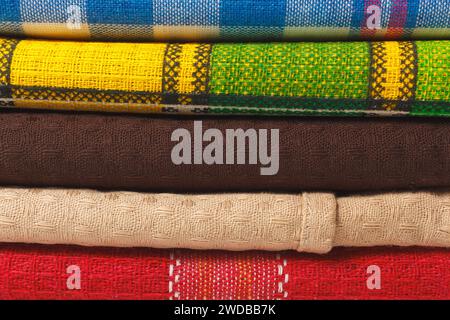 Das Set Farbenfroher Küchentücher. Nahansicht Mit Textilkleidung Für Geschirrreinigung Und Housekeeping. Stockfoto