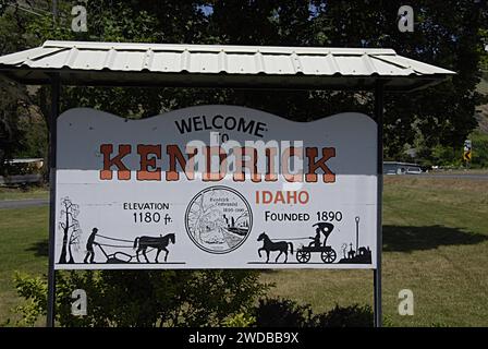 KENDRICK/IDAHO/USA- Alltag und Lebensweise in Kendrick Stadt mit herrschender Lebenskirche und US-Post Bürocafé Restaurant und Spirituosenladen und Kendrick 100 Jahre alt 1890-1990 und jetzt Kendrick 100 Jahre alt 14 Jahre alte Herrscherstadt an der Highway 3 in der historischen Herrscherstadt Idaho, 08. juni 2014 Stockfoto