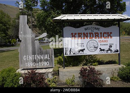 KENDRICK/IDAHO/USA- Alltag und Lebensweise in Kendrick Stadt mit herrschender Lebenskirche und US-Post Bürocafé Restaurant und Spirituosenladen und Kendrick 100 Jahre alt 1890-1990 und jetzt Kendrick 100 Jahre alt 14 Jahre alte Herrscherstadt an der Highway 3 in der historischen Herrscherstadt Idaho, 08. juni 2014 Stockfoto