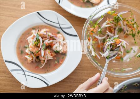 Detail der Zutaten von köstlichen Garnelen-Ceviche, traditionelle Speisen aus Ecuador, Studio-Foto als Tapete, gesunde und exquisite Suppe Stockfoto