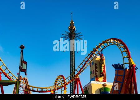 Wien, Österreich. 01. Oktober 2023 Nahaufnahme des Riesenrades und der Achterbahn im Vergnügungspark Prater Stockfoto