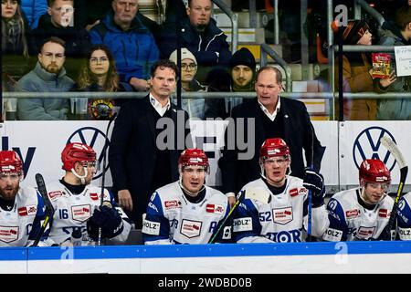 Wolfsburg, Deutschland. Januar 2024. Steve Walker (Schwenninger Wild Wings Trainer) Tim Kehler (Schwenninger Wild Wings Co-Trainer) Grizzlys Wolfsburg vs. Schwenninger Wild Wings, Eishockey, PENNY DEL, Saison 2023/2024, 19.01.2024 Foto: Eibner-Pressefoto/Jan-Frederic Helbig Credit: dpa/Alamy Live News Stockfoto