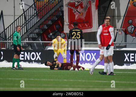 MAASTRICHT, NIEDERLANDE - 19. JANUAR: Verletzung von Rafik el Arguioui vom Jong FC Utrecht während des Spiels MVV Maastricht zwischen Jong FC Utrecht am 19. Januar 2024 in de Geusselt in Maastricht, Niederlande. (Foto von Orange Pictures) Credit: Orange Pics BV/Alamy Live News Stockfoto
