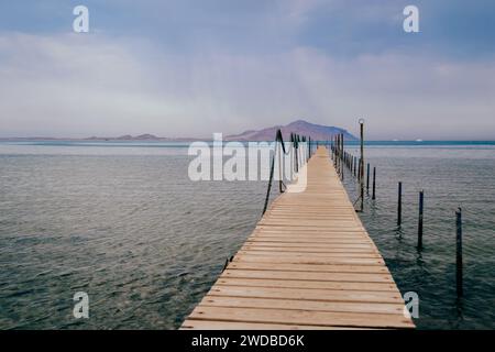 Alte hölzerne Pier am Roten Meer an bewölkten Tag Stockfoto