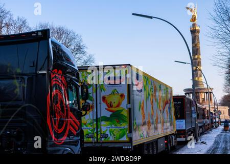 Berlin - 19. Januar 2024: Lkw-Demonstration auf der Straße des 17. Juni zwischen Brandenburger Tor und Siegessäule. Stockfoto