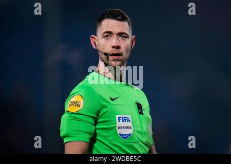 Den Bosch, Niederlande. Januar 2024. DEN BOSCH, NIEDERLANDE - 19. JANUAR: Schiedsrichter Marc Nagtegaal sieht beim niederländischen Keuken Kampioen Divisie Spiel zwischen dem FC den Bosch und Roda JC im Stadion de Vliert am 19. Januar 2024 in den Bosch, Niederlande. (Foto von Rene Nijhuis/Orange Pictures) Credit: Orange Pics BV/Alamy Live News Stockfoto