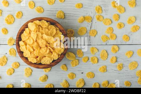 Frühstück Cornflakes in eine Schüssel aus Holz im Landhausstil. Ansicht von oben Stockfoto