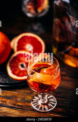 Orange Whiskey Sour Cocktail mit Bourbon, Blut Orangensaft und einfachen Sirup Stockfoto