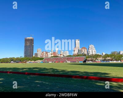 Campo Argentino del Polo (argentinischer Polo-Boden) mit Polo-Spielern und der Skyline von Buenos Aires, Argentinien Stockfoto