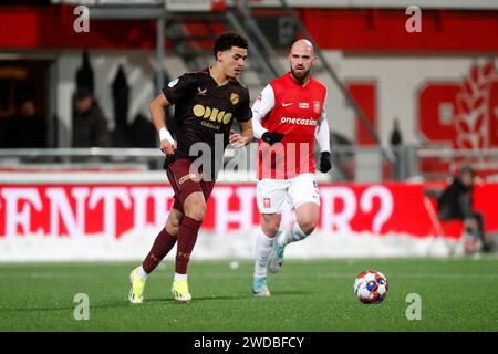 MAASTRICHT, NIEDERLANDE - 19. JANUAR: Rafik el Arguioui vom Jong FC Utrecht übergibt den Ball während des Matches MVV Maastricht zwischen Jong FC Utrecht am 19. Januar 2024 in de Geusselt in Maastricht, Niederlande. (Foto von Orange Pictures) Credit: Orange Pics BV/Alamy Live News Stockfoto
