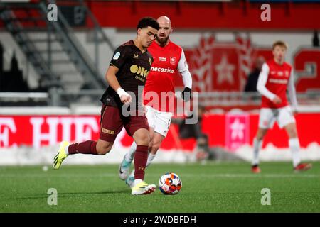 MAASTRICHT, NIEDERLANDE - 19. JANUAR: Rafik el Arguioui vom Jong FC Utrecht übergibt den Ball während des Matches MVV Maastricht zwischen Jong FC Utrecht am 19. Januar 2024 in de Geusselt in Maastricht, Niederlande. (Foto von Orange Pictures) Credit: Orange Pics BV/Alamy Live News Stockfoto