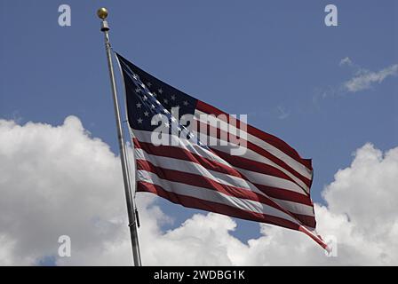 LEWISTON/IDAHO/USA – amerikanischer Mann hilft, am 29. Mai 2014 einen Rollstuhl zu bauen Stockfoto