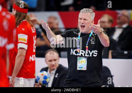 Der dänische Trainer Nikolaj Jacobsen reagierte bei der EHF-Europameisterschaft zwischen Dänemark und Schweden in der Barclay Arena in Hamburg am Freitag, den 19. Januar 2024. Stockfoto