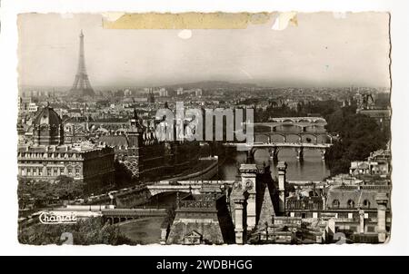 Schwarz-weiße Vogelperspektive der 1950er Jahre von Paris, wahrscheinlich von St. Kirche Gervais mit dem Dach des Hotels de Ville im Vordergrund, Blick nach Westen entlang der seine, mit Pont Notre-Dame, Pont au Change, Pont Neuf, Pont des Arts, Pont du Carrousel und Pont Royal. Der Eiffelturm ist in der Entfernung. Der Quai de la Corse, die Conciergerie, die Tour de l'Horloge und das Tribunal de Commerce befinden sich auf der linken Seite. Stockfoto