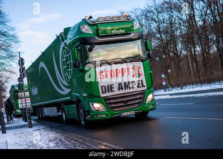 Berlin - 19. Januar 2024: Lkw-Demonstration auf der Straße des 17. Juni zwischen Brandenburger Tor und Siegessäule. Stockfoto