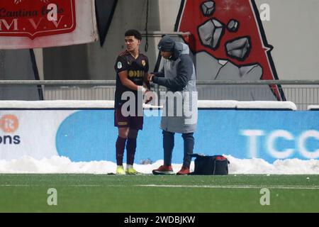Maastricht, Niederlande. Januar 2024. MAASTRICHT, NIEDERLANDE - 19. JANUAR: Verletzung von Rafik el Arguioui vom Jong FC Utrecht während des Spiels MVV Maastricht zwischen Jong FC Utrecht am 19. Januar 2024 in de Geusselt in Maastricht, Niederlande. (Foto von Orange Pictures) Credit: dpa/Alamy Live News Stockfoto