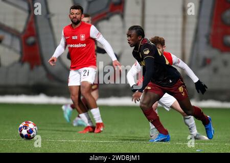 Maastricht, Niederlande. Januar 2024. MAASTRICHT, NIEDERLANDE - 19. JANUAR: Mart Remans vom MVV Maastricht kämpft um den Ball mit Aurelio Oehlers vom Jong FC Utrecht während des Matches MVV Maastricht zwischen Jong FC Utrecht am 19. Januar 2024 in de Geusselt in Maastricht, Niederlande. (Foto von Orange Pictures) Credit: dpa/Alamy Live News Stockfoto