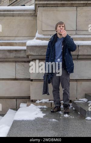 Washington, District of Columbia, USA. Januar 2024. Ein Mann isst einen Schneeball, während der Marsch für das Leben vorbeigeht, Freitag, 19. Januar 2024 in Washington. (Kreditbild: © Eric Kayne/ZUMA Press Wire) NUR REDAKTIONELLE VERWENDUNG! Nicht für kommerzielle ZWECKE! Stockfoto