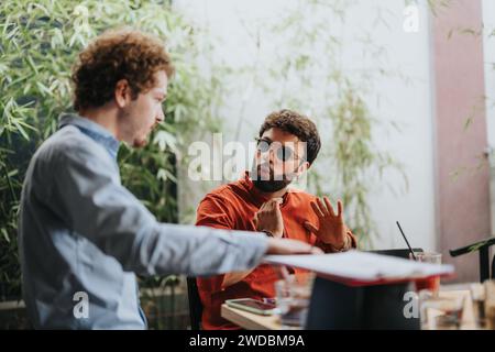 Junge Architekten prüfen Baupläne, Plandetails und Projektkosten während einer Standortinspektion. Stockfoto