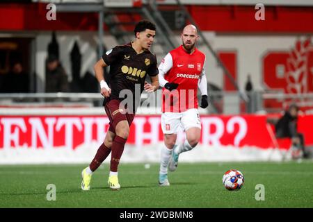 Maastricht, Niederlande. Januar 2024. MAASTRICHT, NIEDERLANDE - 19. JANUAR: Rafik el Arguioui vom Jong FC Utrecht übergibt den Ball während des Matches MVV Maastricht zwischen Jong FC Utrecht am 19. Januar 2024 in de Geusselt in Maastricht, Niederlande. (Foto von Orange Pictures) Credit: dpa/Alamy Live News Stockfoto