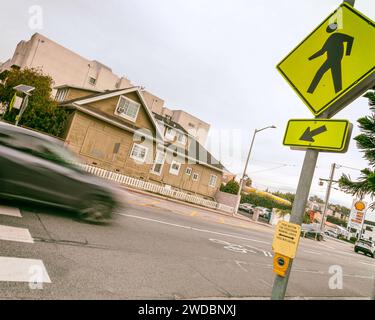 Los Angeles, CA, USA – 19. Januar 2024: Befahrener Crosswalk auf der Fountain Avenue in Los Angeles, CA. Stockfoto