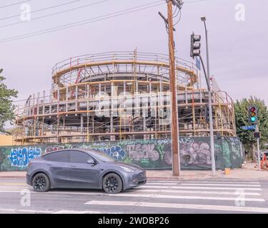 Los Angeles, CA, USA – 19. Januar 2024: In Los Angeles, CA, wurde mit dem Bau des Supercharger-Restaurants und des Autokino-Kinos von Tesla begonnen. Stockfoto