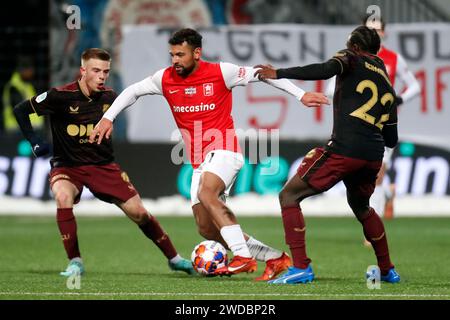 Maastricht, Niederlande. Januar 2024. MAASTRICHT, NIEDERLANDE - 19. JANUAR: Leroy Labylle vom MVV Maastricht kämpft um den Ball mit Aurelio Oehlers vom Jong FC Utrecht während des Spiels MVV Maastricht zwischen Jong FC Utrecht am 19. Januar 2024 in de Geusselt, Niederlande. (Foto von Orange Pictures) Credit: dpa/Alamy Live News Stockfoto