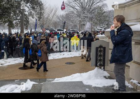 Washington, District of Columbia, USA. Januar 2024. Ein Mann isst einen Schneeball, während der Marsch für das Leben vorbeigeht, Freitag, 19. Januar 2024 in Washington. (Kreditbild: © Eric Kayne/ZUMA Press Wire) NUR REDAKTIONELLE VERWENDUNG! Nicht für kommerzielle ZWECKE! Stockfoto