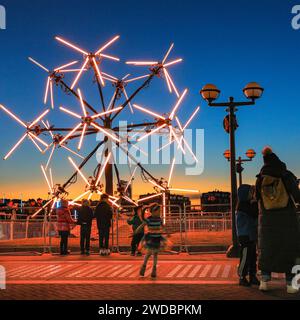 London, Großbritannien. Januar 2024. „Neuron“ von Juan Fuentes bei Sonnenuntergang am Flussufer, inspiriert vom komplexen Netzwerk neuronaler Verbindungen im menschlichen Gehirn. Die jährlichen „Winter Lights“ sind spektakuläre Lichtinstallationen und immersive Kunst rund um Canary Wharf in East London. Quelle: Imageplotter/Alamy Live News Stockfoto