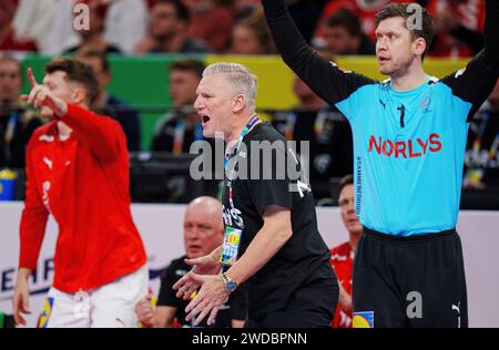 Der dänische Trainer Nikolaj Jacobsen und Torhüter Niklas Landin (1) reagieren bei der EHF-Europameisterschaft zwischen Dänemark und Schweden in der Barclay Arena in Hamburg am Freitag, den 19. Januar 2024. Stockfoto