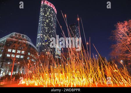 London, Großbritannien. Januar 2024. 'Sign' von Vendel & de Wolf (Niederlande), im Westferry Circus, das die Illusion warmer, flackernder Flammen in einer sehr kalten Januarnacht vermittelt. Die jährlichen „Winter Lights“ sind spektakuläre Lichtinstallationen und immersive Kunst rund um Canary Wharf in East London. Quelle: Imageplotter/Alamy Live News Stockfoto