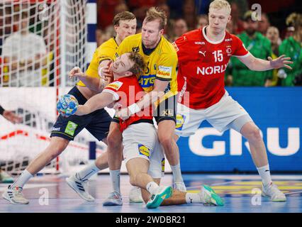 Mathias Gidsel, Dänemark, wird vom schwedischen Albin Lagergren während des EHF-Europameisterspiels zwischen Dänemark und Schweden in der Barclay Arena in Hamburg am Freitag, den 19. Januar 2024 angegriffen. Stockfoto