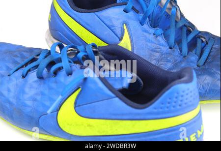 Dublin, Irland - 13. Februar 2024: Ein Foto von blau-gelben Nike Tiempo Legend 8 Pro Schuhen auf weißer Oberfläche. Stockfoto