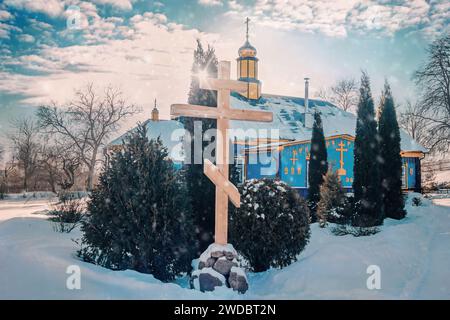 Kleiner orthodoxer ukrainischer Glockenturm im Winter Stockfoto
