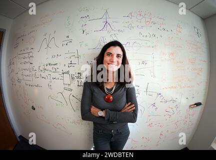 New Haven, Connecticut, USA. November 2022. LUCIE BERKOVITCH in ihren Büros in New Haven, Connecticut, wo sie als Postdoktorandin für Neurowissenschaften an der Yale University arbeitet. (Kreditbild: © Stan Godlewski/ZUMA Press Wire) NUR REDAKTIONELLE VERWENDUNG! Nicht für kommerzielle ZWECKE! Stockfoto