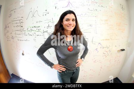 New Haven, Connecticut, USA. November 2022. LUCIE BERKOVITCH in ihren Büros in New Haven, Connecticut, wo sie als Postdoktorandin für Neurowissenschaften an der Yale University arbeitet. (Kreditbild: © Stan Godlewski/ZUMA Press Wire) NUR REDAKTIONELLE VERWENDUNG! Nicht für kommerzielle ZWECKE! Stockfoto